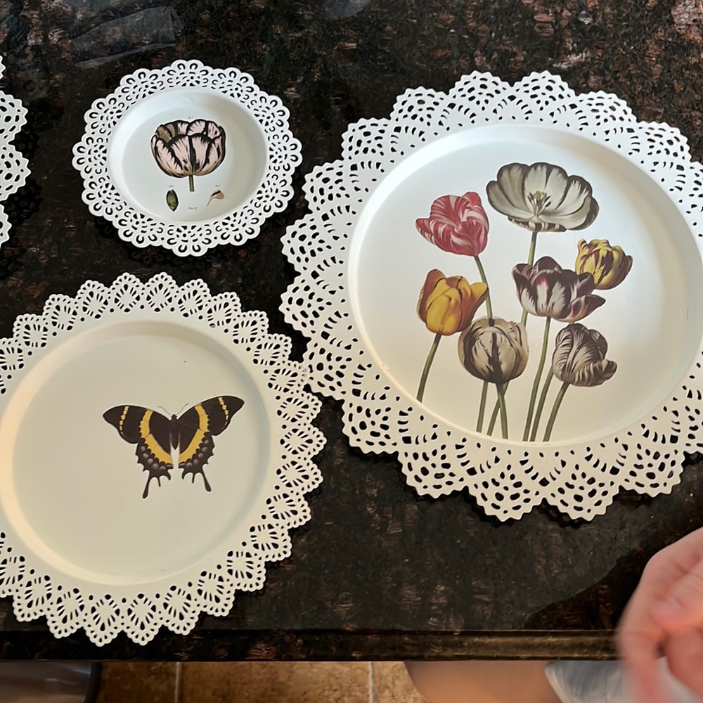 White with floral patterns. Wall hanging back, you can use them as trays.